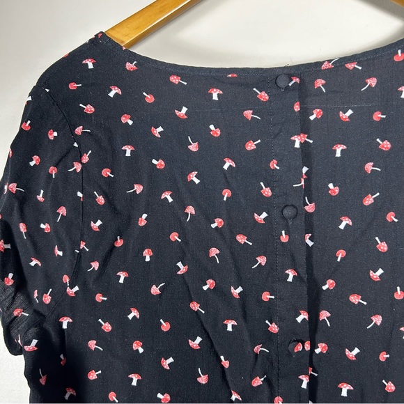 Torrid Black Red Mini Mushroom Print Button Back Blouse Size 00 M/L - Picture 10 of 10